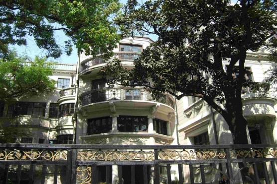 Prada Rong Residence Building